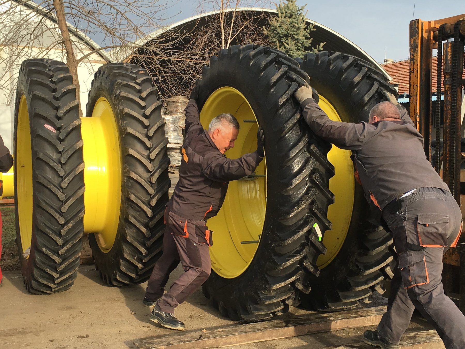 Echipa RotiDeTractor manevrând roți înguste de tractor